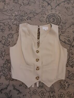 Every Cream Vest With Bow Accent